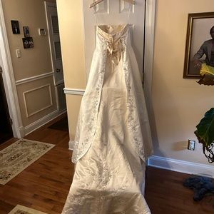 Beautiful Wedding Gown size 6 matching shoes size 7